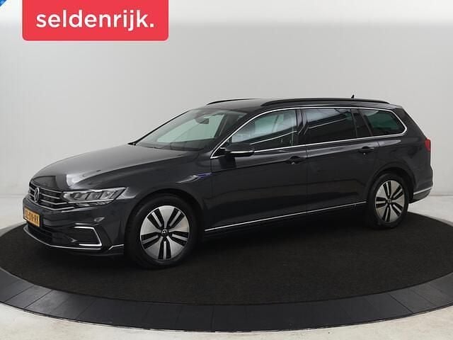 Grijs Occasion 2020 VW Passat GTE Stationwagen | € 19.900 (Goede deal) - Afbeelding 1/4