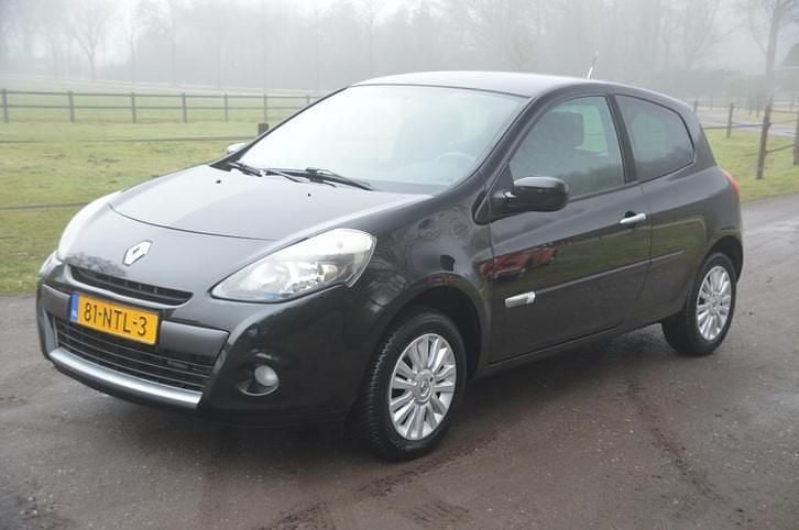 Zwart (metallic) Occasion 2010 Renault Clio II Collection Hatchback | € 2.750 (Eerlijke prijs) - Afbeelding 1/4