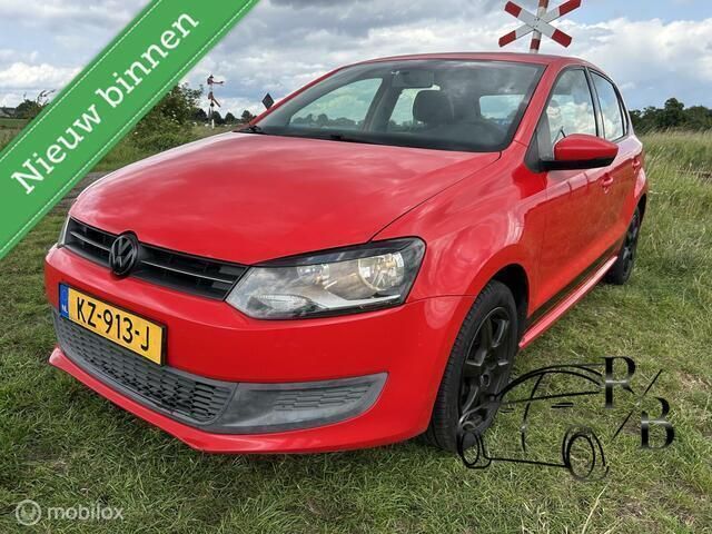 Rood, metallic lak Gebruikt 2010 VW Polo Comfortline Hatchback | € 3.299 (Eerlijke prijs) - Afbeelding 1/4