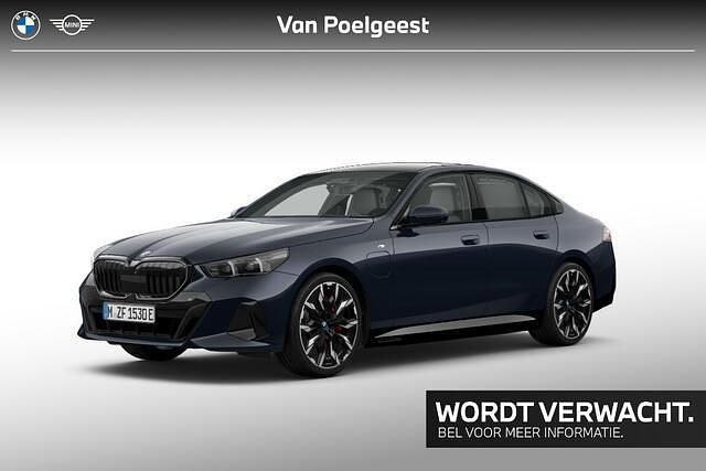 Zwart, metallic lak Gebruikt 2024 BMW 550e M Sport Sedan | € 84.900 (Duur) - Afbeelding 1/2