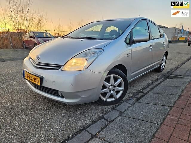 Grijs (metallic) Occasion 2005 Toyota Prius Hatchback | € 2.650 (Eerlijke prijs) - Afbeelding 1/4