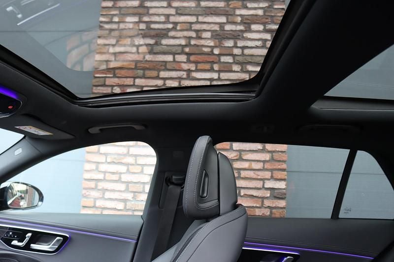 Occasion Mercedes E300 AMG line 313 PK (230 kW) 2024 Rood (metallic) Stationwagen