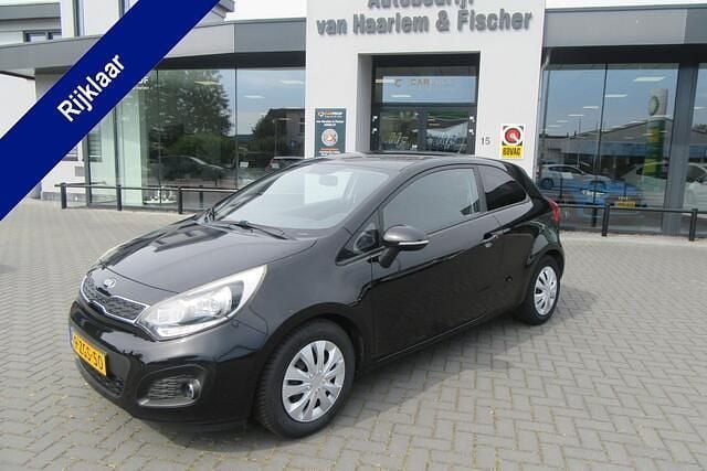Zwart Gebruikt 2015 Kia Rio Plus Hatchback | € 7.900 (Eerlijke prijs) - Afbeelding 1/4