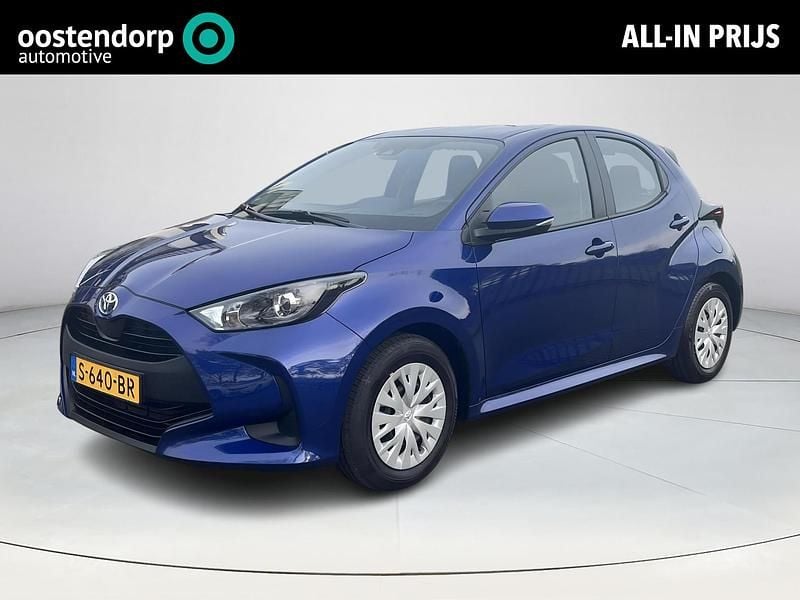 Blauw Occasion 2023 Toyota Yaris Hybrid Active Hatchback | € 20.995 (Goede deal) - Afbeelding 1/4