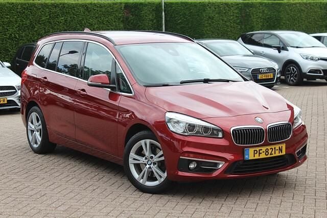 Rood Gebruikt 2017 BMW 218 Executive Stationwagen | € 18.550 (Iets duurder) - Afbeelding 1/4