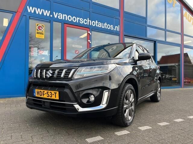 Zwart Gebruikt 2024 Suzuki Vitara SUV | € 28.900 (Eerlijke prijs) - Afbeelding 1/4