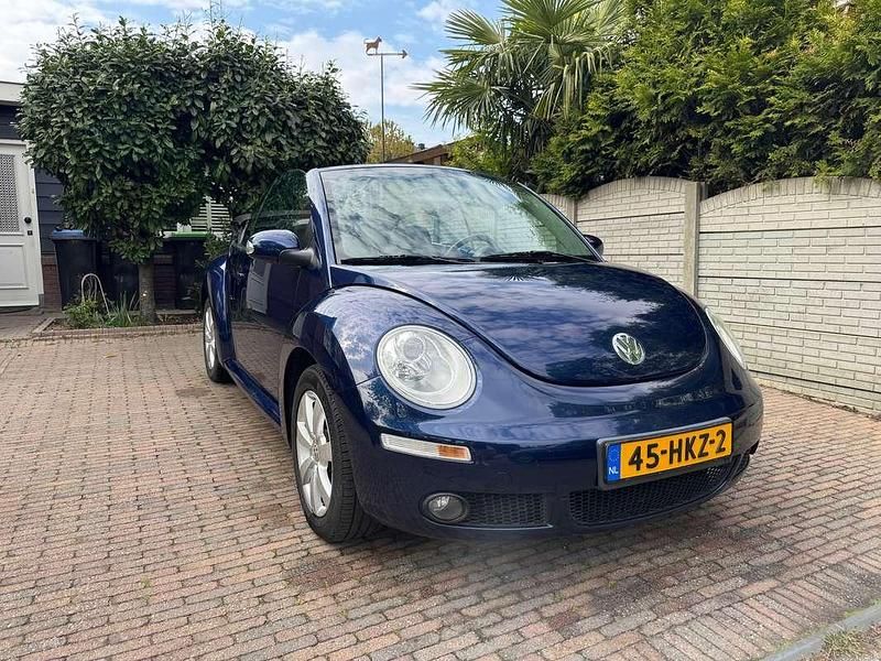 Blauw Gebruikt 2005 VW Beetle Trendline Cabriolet | € 4.999 (Eerlijke prijs) - Afbeelding 1/4