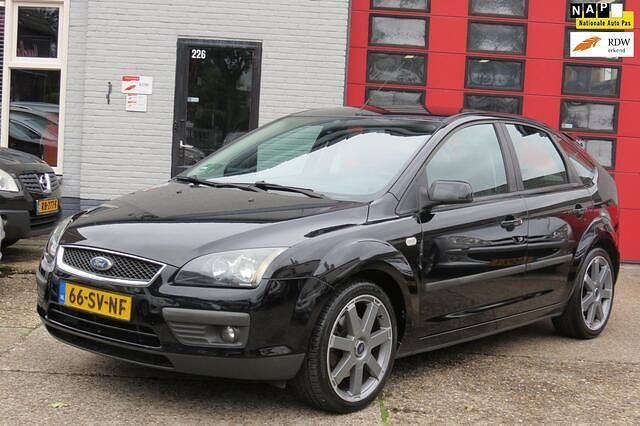 Zwart Gebruikt 2006 Ford Focus Hatchback | € 1.799 (Eerlijke prijs) - Afbeelding 1/4