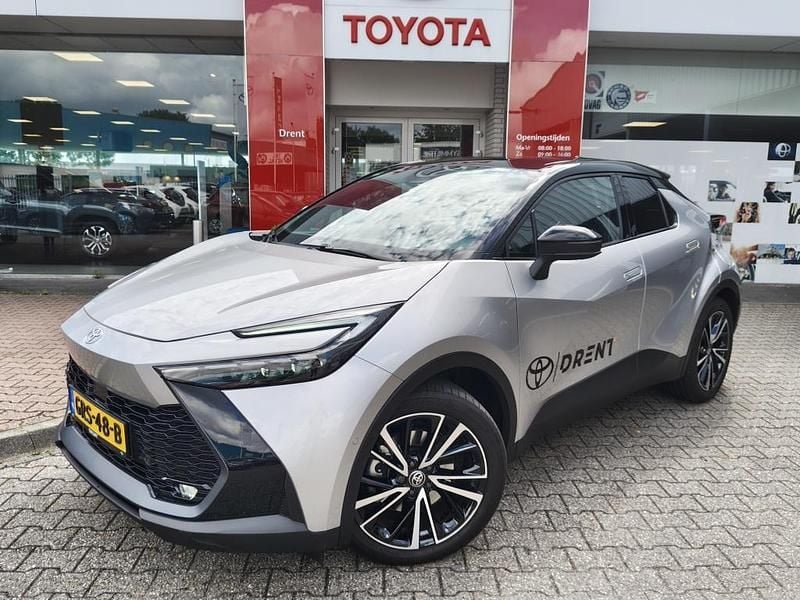 Grijs Gebruikt 2024 Toyota C-HR Executive SUV | € 40.700 (Goede deal) - Afbeelding 1/4