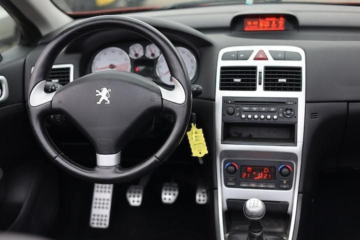 Occasion Peugeot 307 CC 142 PK (104 kW) 2005 Rood Cabriolet