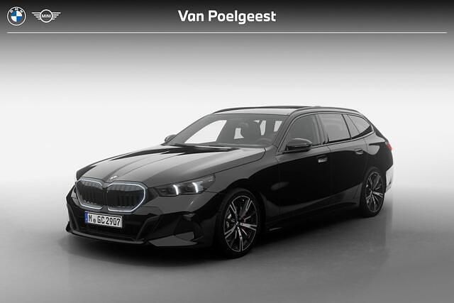 Zwart, metallic lak Nieuw 2025 BMW 520 M Sport Stationwagen | € 94.253 (Duur) - Afbeelding 1/4