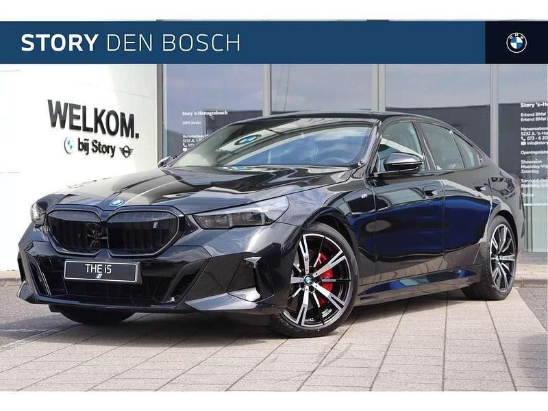 Zwart Nieuw 2025 BMW i5 M Sport Sedan | € 76.720 (Super prijs) - Afbeelding 1/4