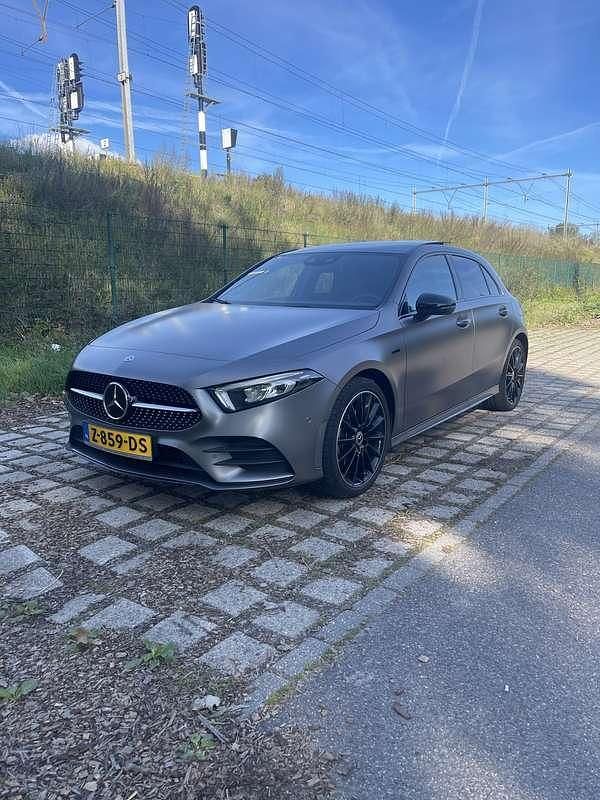 Grijs Gebruikt 2020 Mercedes 250 AMG line Stationwagen | € 29.950 - Afbeelding 1/4