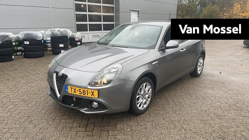 Grijs Gebruikt 2017 Alfa Romeo Giulietta Super Hatchback | € 13.440 (Eerlijke prijs) - Afbeelding 1/4