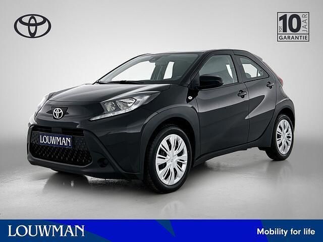 Zwart Gebruikt 2024 Toyota Aygo Play Hatchback | € 21.445 (Eerlijke prijs) - Afbeelding 1/3