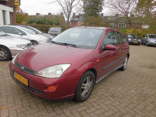 Rood Gebruikt 2003 Ford Focus Trend Hatchback | € 1.950 (Eerlijke prijs) - Afbeelding 1/4