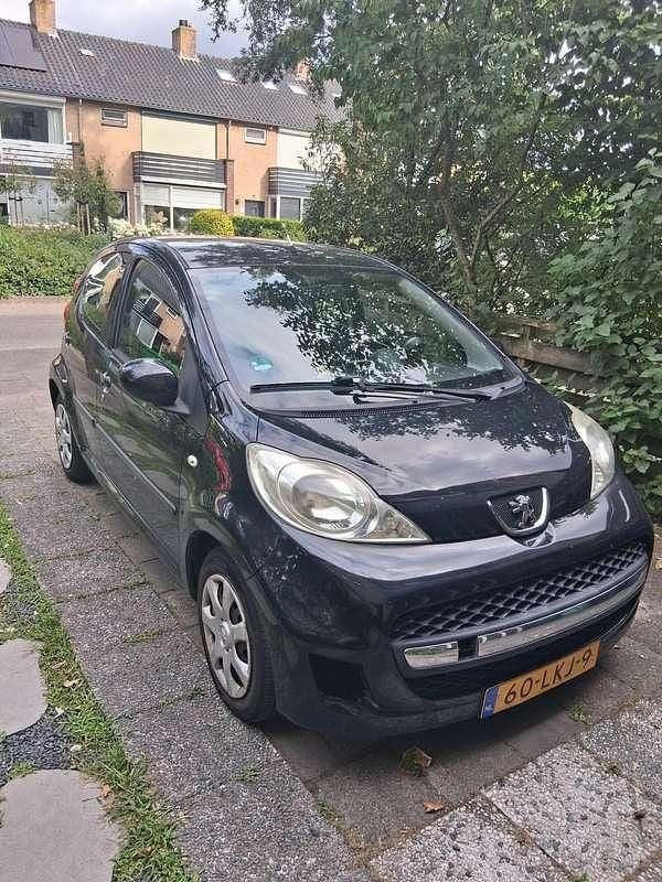 Zwart Gebruikt 2010 Peugeot 107 Hatchback | € 1.200 (Goede deal) - Afbeelding 1/4