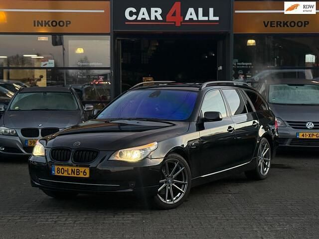 Zwart Occasion 2009 BMW 523 Executive Stationwagen | € 4.495 (Eerlijke prijs) - Afbeelding 1/4