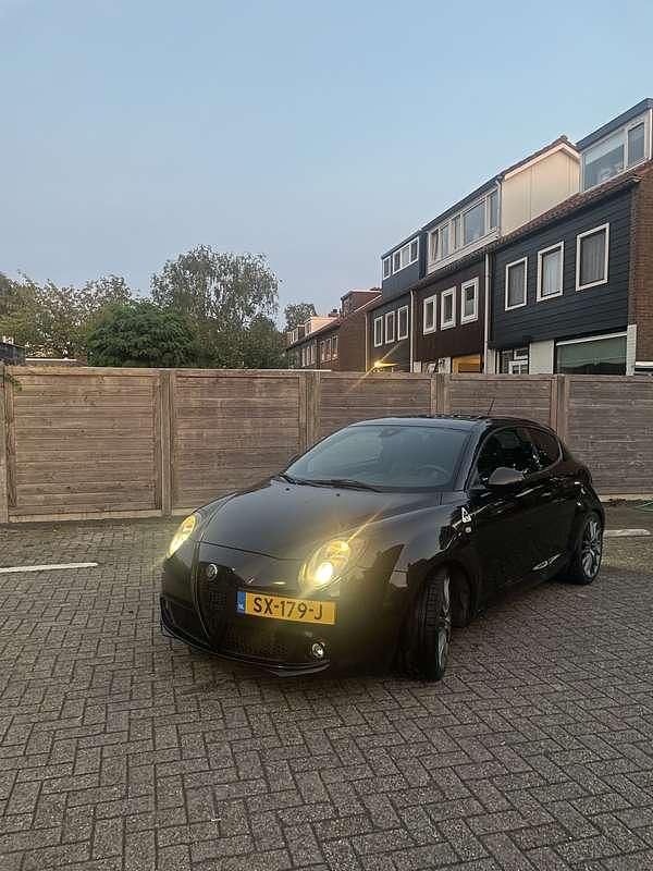 Zwart Gebruikt 2011 Alfa Romeo MiTo Quadrifoglio Verde Hatchback | € 9.000 - Afbeelding 1/4