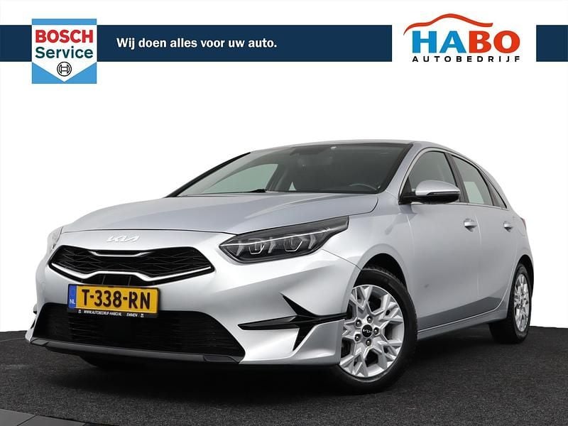 Grijs Gebruikt 2023 Kia Ceed Hatchback | € 18.945 (Eerlijke prijs) - Afbeelding 1/4