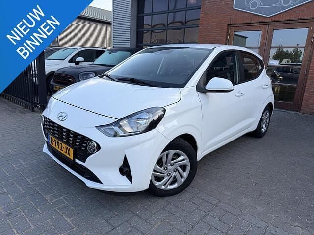 Wit Gebruikt 2022 Hyundai i10 Comfort Hatchback | € 14.950 (Goede deal) - Afbeelding 1/4