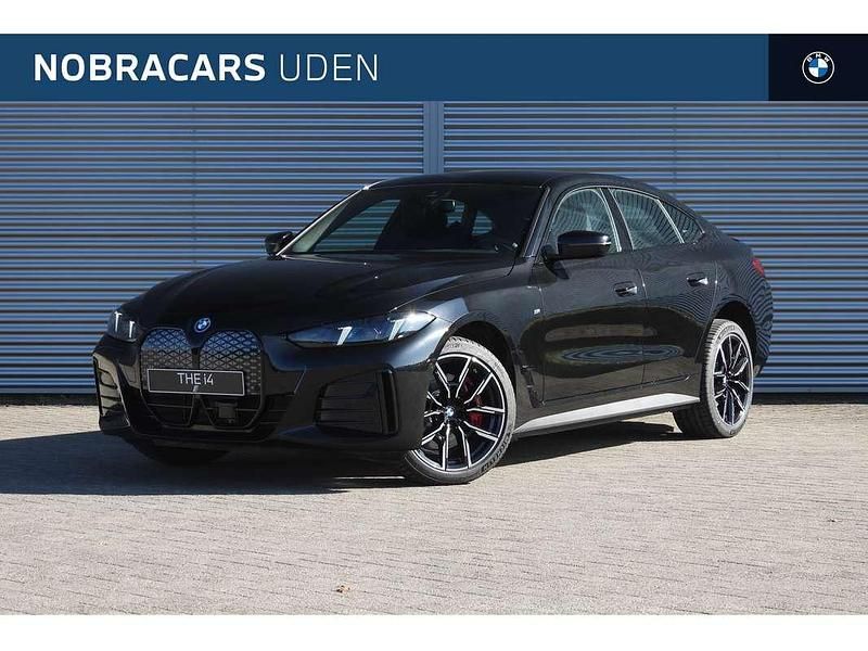 Saphirschwarz Nieuw 2025 BMW i4 M Sport Sedan | € 73.015 (Goede deal) - Afbeelding 1/4