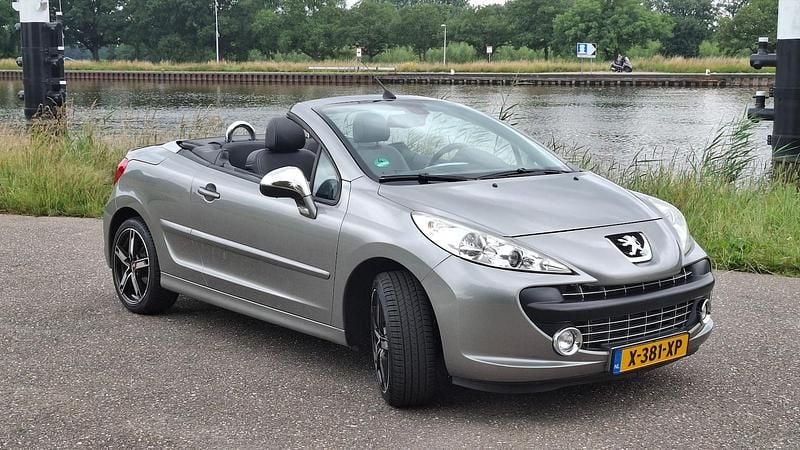 Grijs (metallic) Occasion 2009 Peugeot 207 CC Roland Garros Cabriolet | € 3.450 (Goede deal) - Afbeelding 1/4