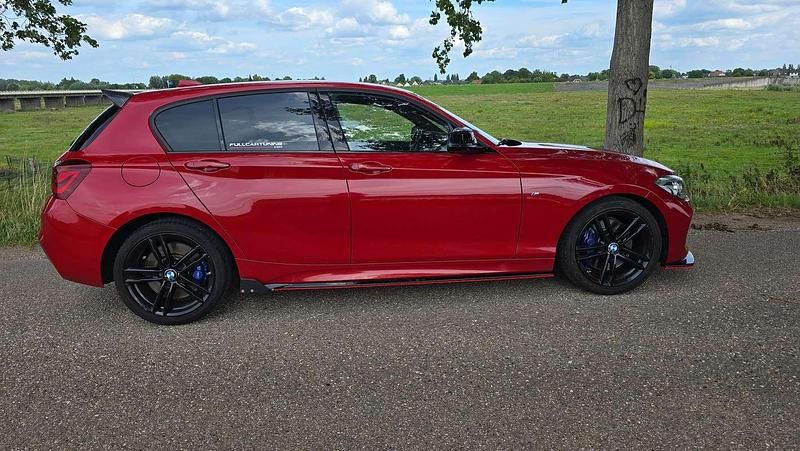 Rood Gebruikt 2018 BMW 118 Executive Hatchback | € 13.000 (Super prijs) - Afbeelding 1/4