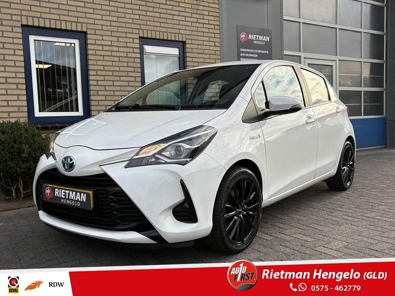 Wit (metallic) Gebruikt 2019 Toyota Yaris Hybrid Active Hatchback | € 13.750 (Goede deal) - Afbeelding 1/4