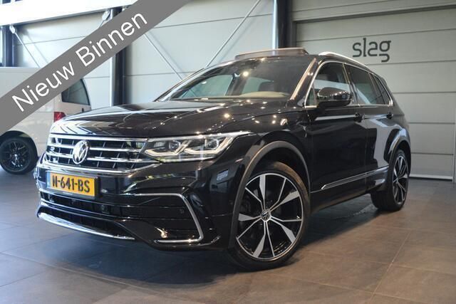 Zwart Gebruikt 2021 VW Tiguan R-line SUV | € 34.900 (Eerlijke prijs) - Afbeelding 1/4