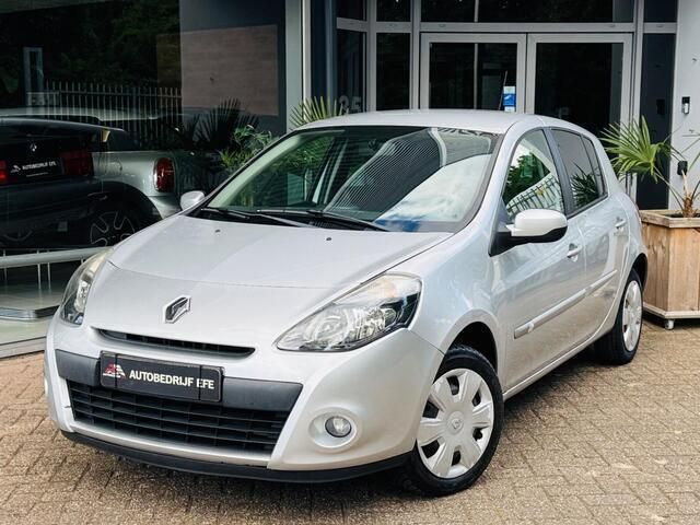 Grijs Gebruikt 2012 Renault Clio IV Authentique Hatchback | € 1.999 (Eerlijke prijs) - Afbeelding 1/4