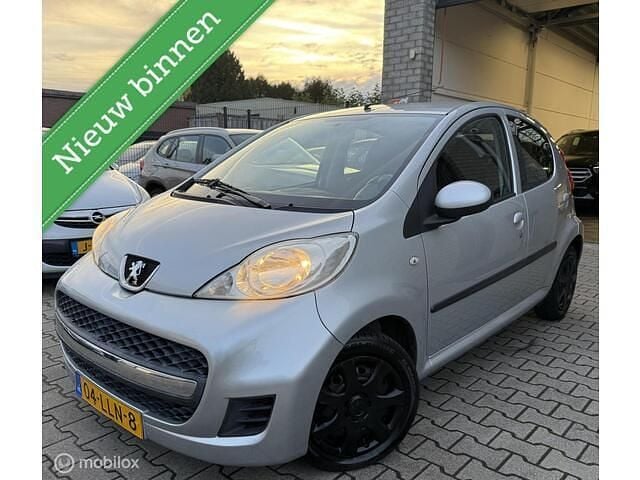 Grijs Gebruikt 2010 Peugeot 107 Urban Move Hatchback | € 2.999 (Eerlijke prijs) - Afbeelding 1/4