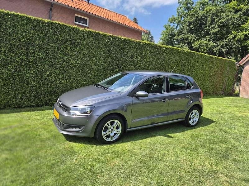 Grijs Gebruikt 2010 VW Polo Trendline Hatchback | € 4.995 (Eerlijke prijs) - Afbeelding 1/4
