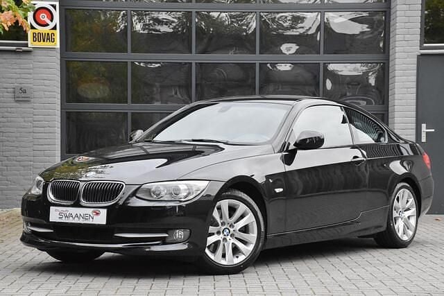 Zwart Gebruikt 2010 BMW 325 Coupé | € 16.950 (Eerlijke prijs) - Afbeelding 1/4