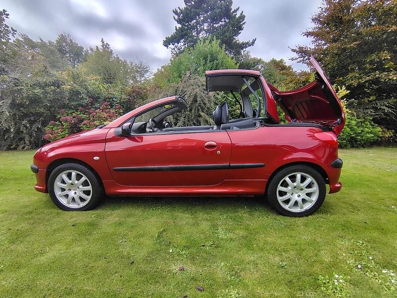 Rood (metallic) Gebruikt 2002 Peugeot 206 CC Cabriolet | € 1.595 (Eerlijke prijs) - Afbeelding 1/4