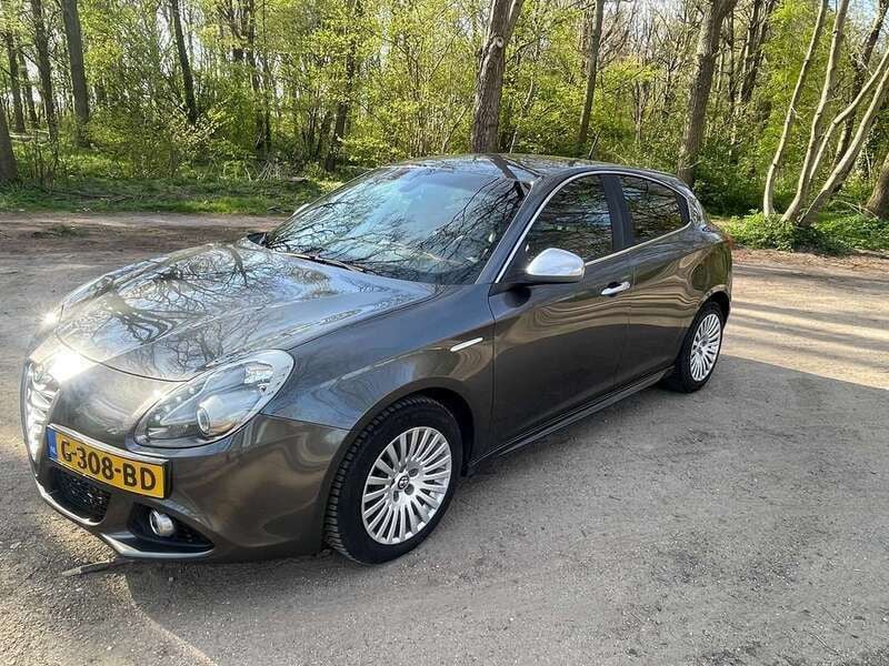 Grijs Gebruikt 2014 Alfa Romeo Giulietta Distinctive Hatchback | € 11.499 - Afbeelding 1/4