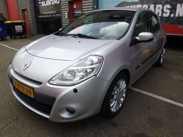 Grijs Gebruikt 2010 Renault Clio II Hatchback | € 2.997 (Eerlijke prijs) - Afbeelding 1/4