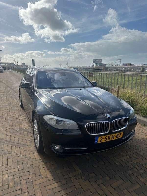 Zwart Gebruikt 2012 BMW 530 Executive Stationwagen | € 16.450 (Eerlijke prijs) - Afbeelding 1/4