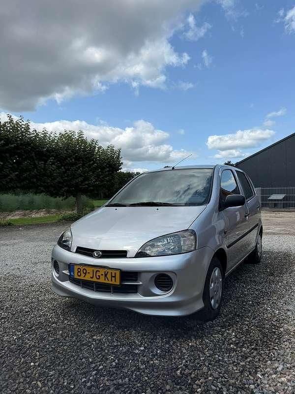 Grijs Gebruikt 2002 Daihatsu YRV MPV | € 1.500 - Afbeelding 1/1