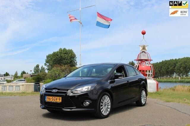 Zwart Gebruikt 2011 Ford Focus Titanium Sedan | € 7.950 (Eerlijke prijs) - Afbeelding 1/4