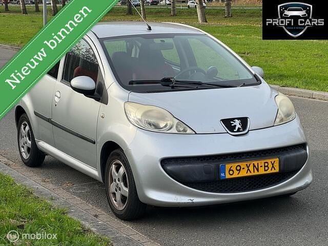 Grijs Gebruikt 2007 Peugeot 107 Urban Move Hatchback | € 2.250 (Eerlijke prijs) - Afbeelding 1/4