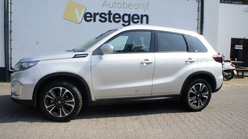 Zilver Gebruikt 2024 Suzuki Vitara Style SUV | € 26.950 (Eerlijke prijs) - Afbeelding 1/4