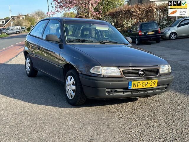 Zwart Gebruikt 1995 Opel Astra Hatchback | € 999 - Afbeelding 1/4