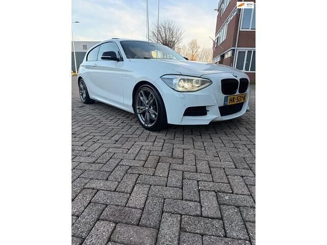 Wit Occasion 2012 BMW M135 Hatchback | € 16.999 - Afbeelding 1/4