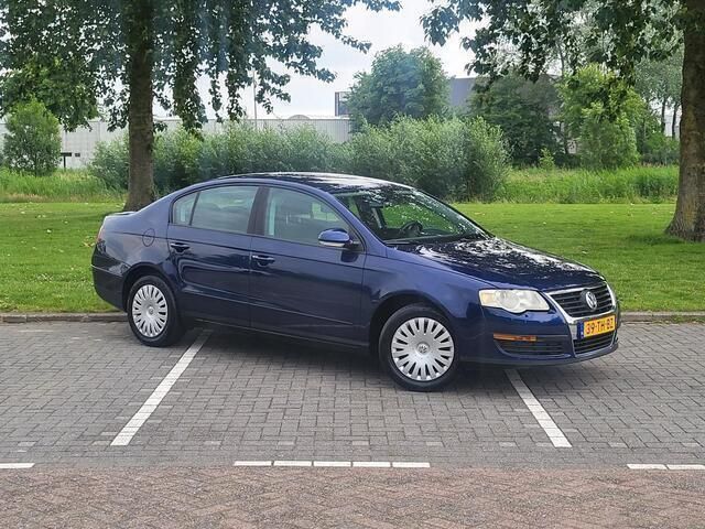 Blauw Gebruikt 2006 VW Passat Trendline Sedan | € 2.999 (Eerlijke prijs) - Afbeelding 1/4