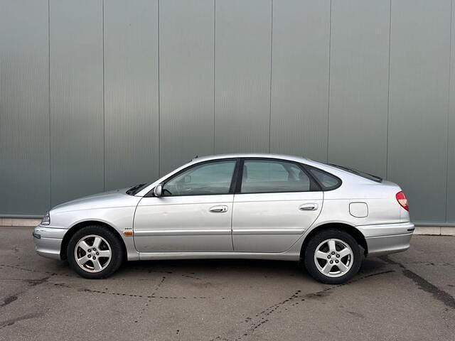 Occasion Toyota Avensis Luna 110 PK (80 kW) 2002 Grijs Hatchback