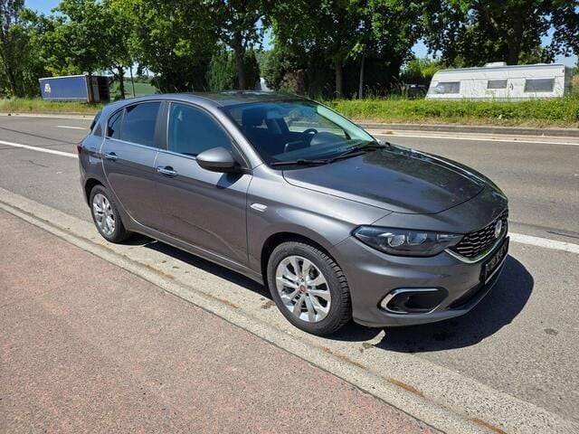 Grijs Gebruikt 2020 Fiat Tipo Lounge Sedan | € 13.499 - Afbeelding 1/4