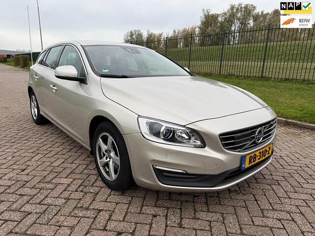 Bruin Gebruikt 2017 Volvo V60 Stationwagen | € 9.950 (Goede deal) - Afbeelding 1/4
