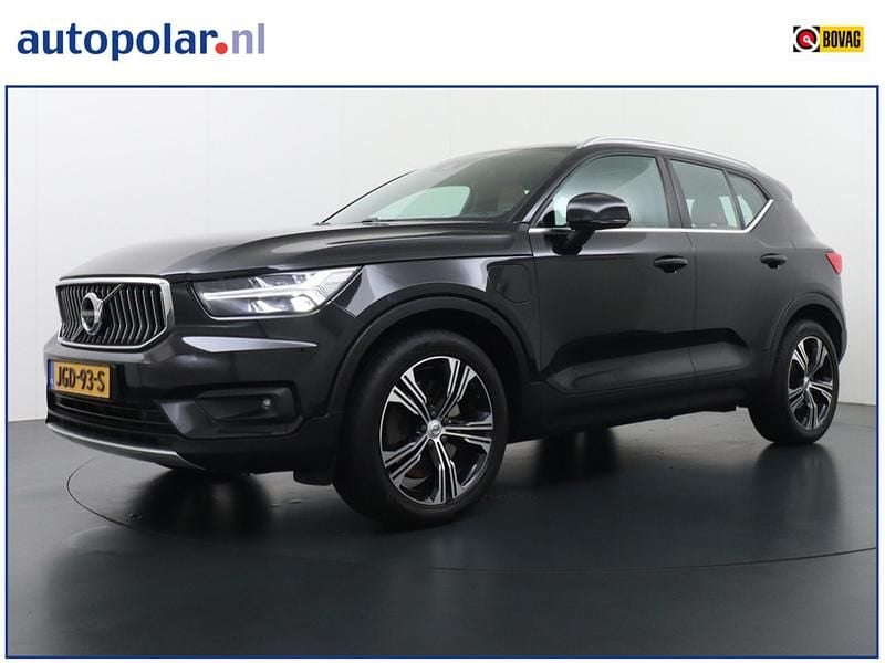 Zwart Gebruikt 2021 Volvo XC40 Inscription SUV | € 28.850 (Eerlijke prijs) - Afbeelding 1/4