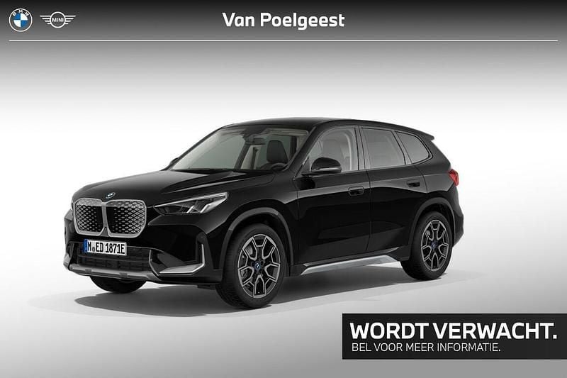 Schwarz uni Occasion 2025 BMW iX1 SUV | € 41.900 (Super prijs) - Afbeelding 1/4